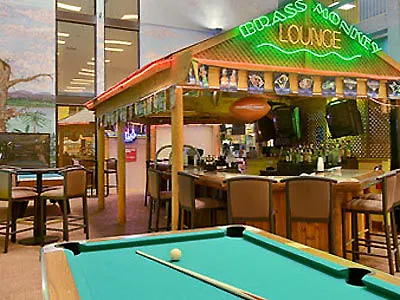 Ramada Maingate West מלון