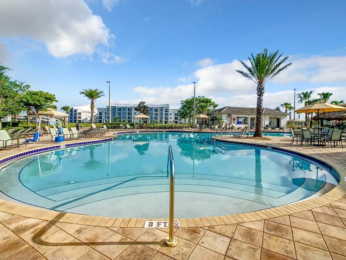 Casa de Férias Astounding Townhouse 20min With Private Pool And Free Amenities