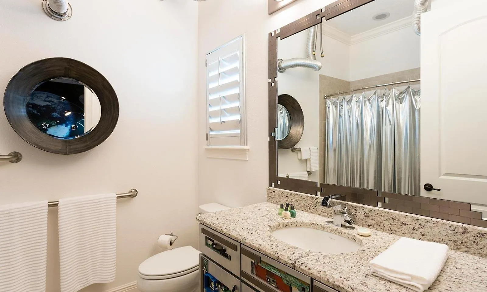 Upscale 5 Bdrm With Immersive Themes At Reunion Vakantiehuis *