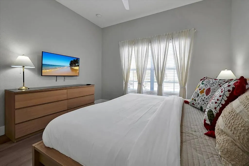 Just Renovated, Private Heated Pool, Access