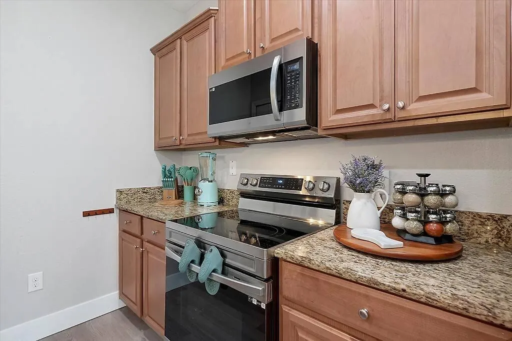 Just Renovated, Private Heated Pool, Access *