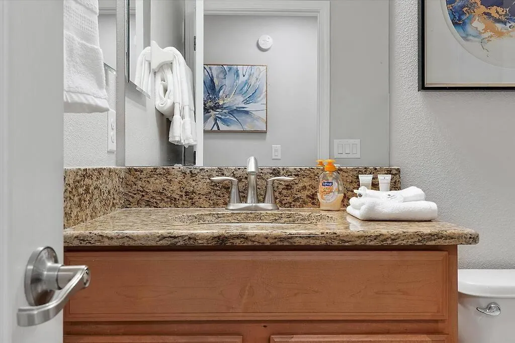 Just Renovated, Private Heated Pool, Access *
