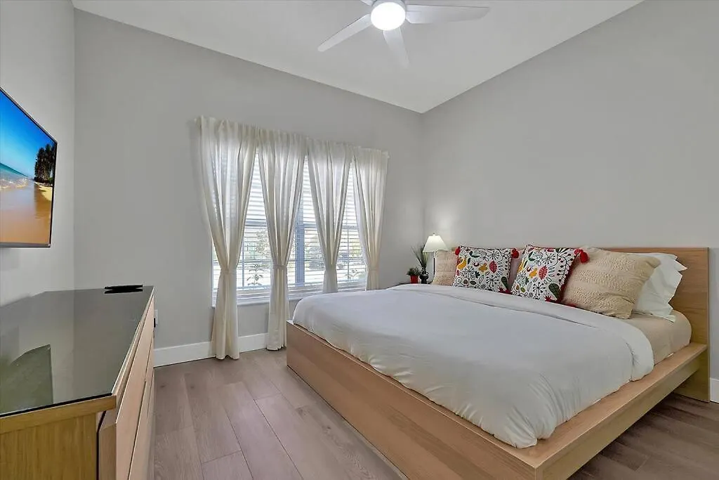 Just Renovated, Private Heated Pool, Access *