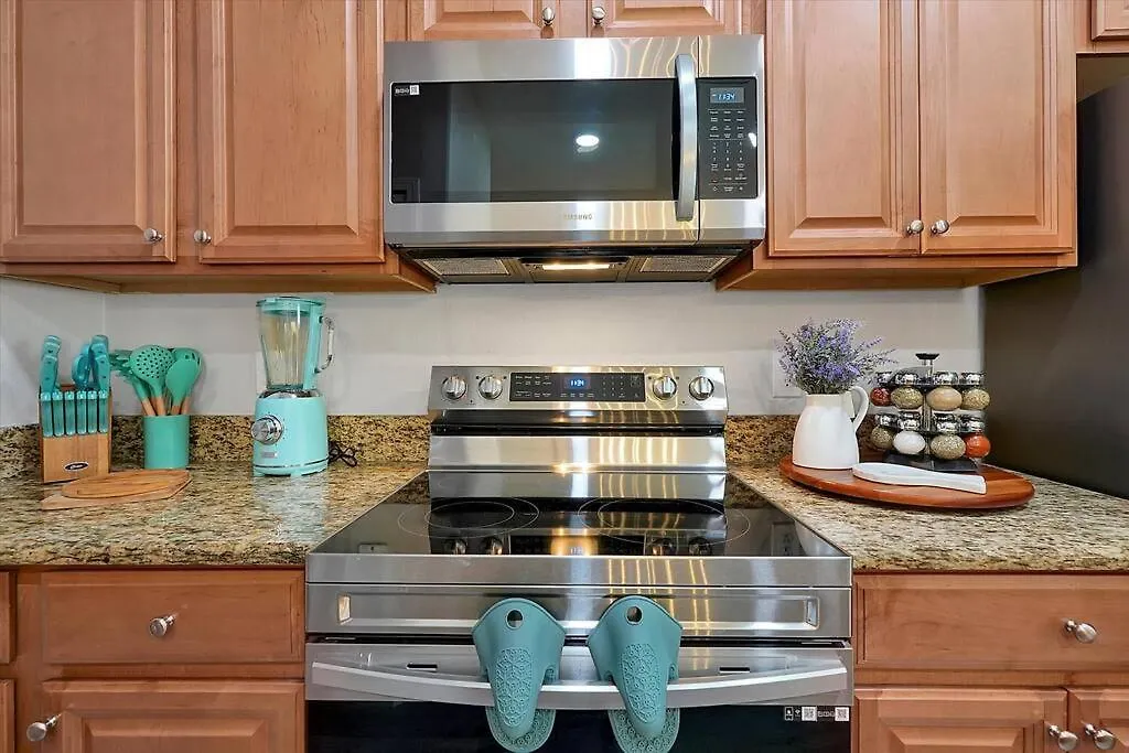 Just Renovated, Private Heated Pool, Access