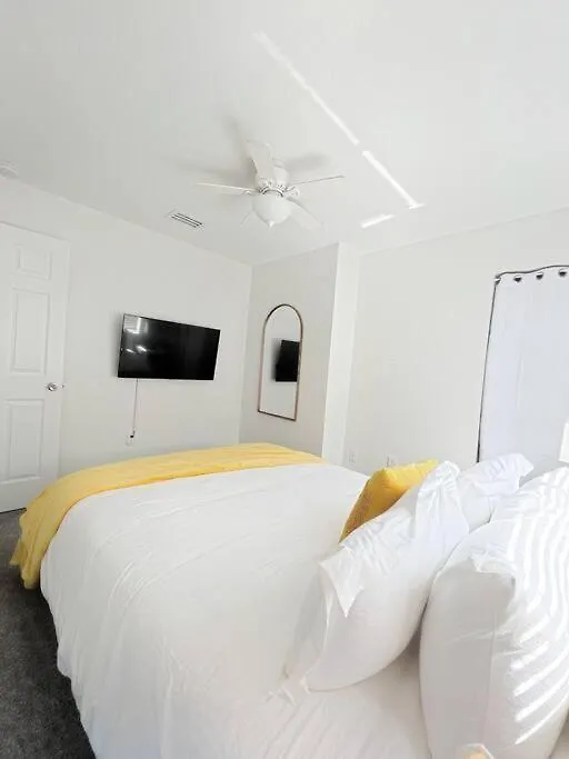 Luxury Modern Pool House Close To Theme Parks Four Bedrooms Holiday home Kissimmee