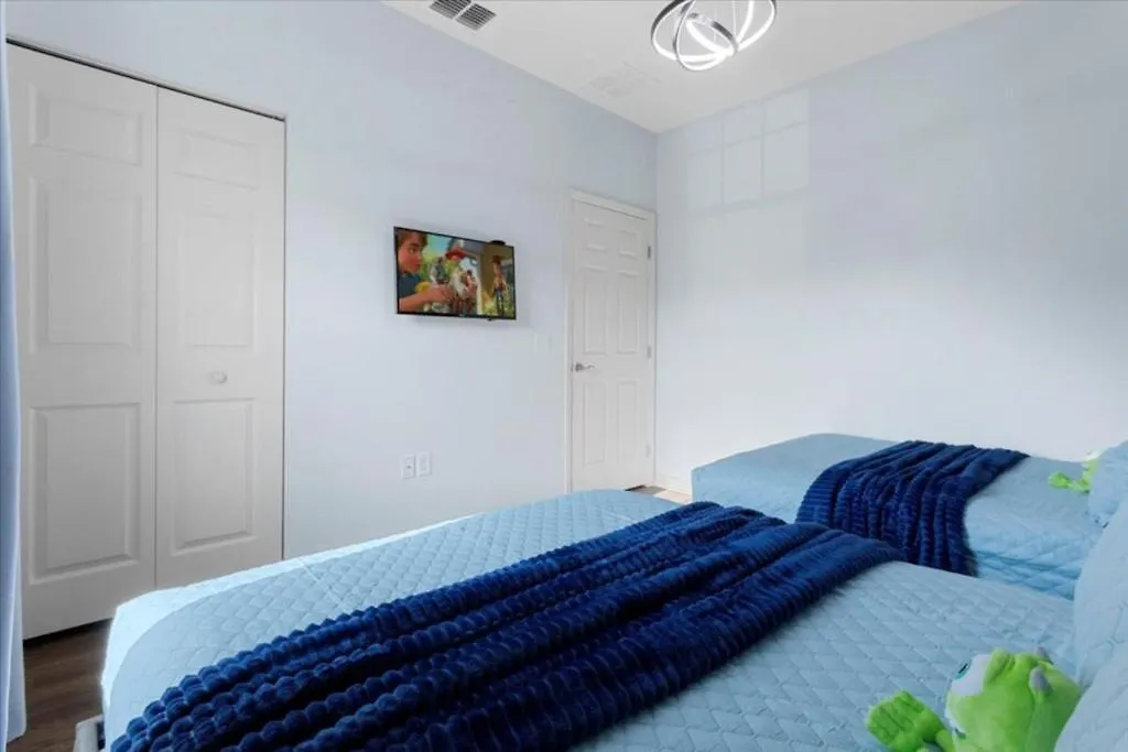 4 Bedrooms- 3 Bathrooms- West Lucaya 3200 Ol *
