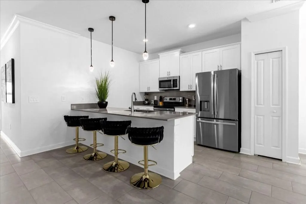 5 Bedrooms- 4 Bathrooms- Storey 2584 Rt * Kissimmee