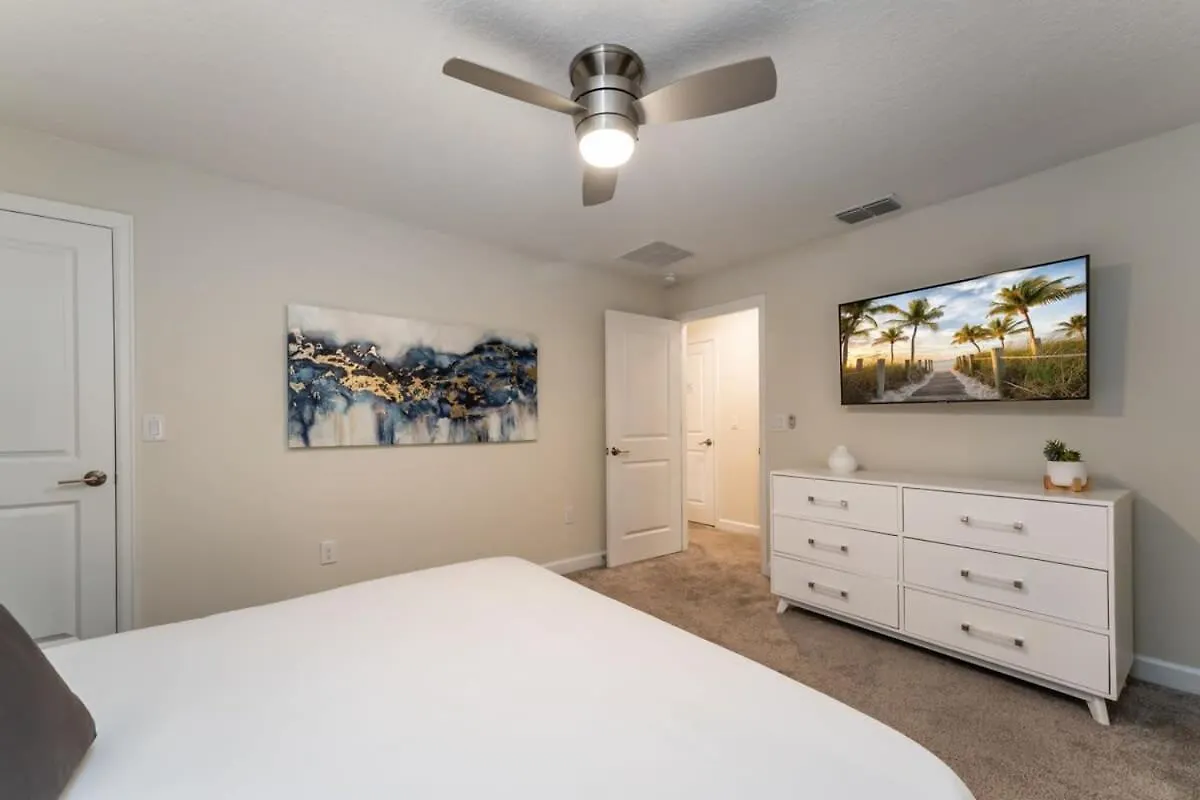 Awesome 5 Bedroom Townhome With Pool By