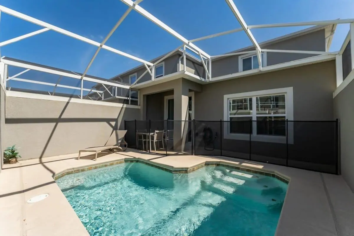 Awesome 5 Bedroom Townhome With Pool By *