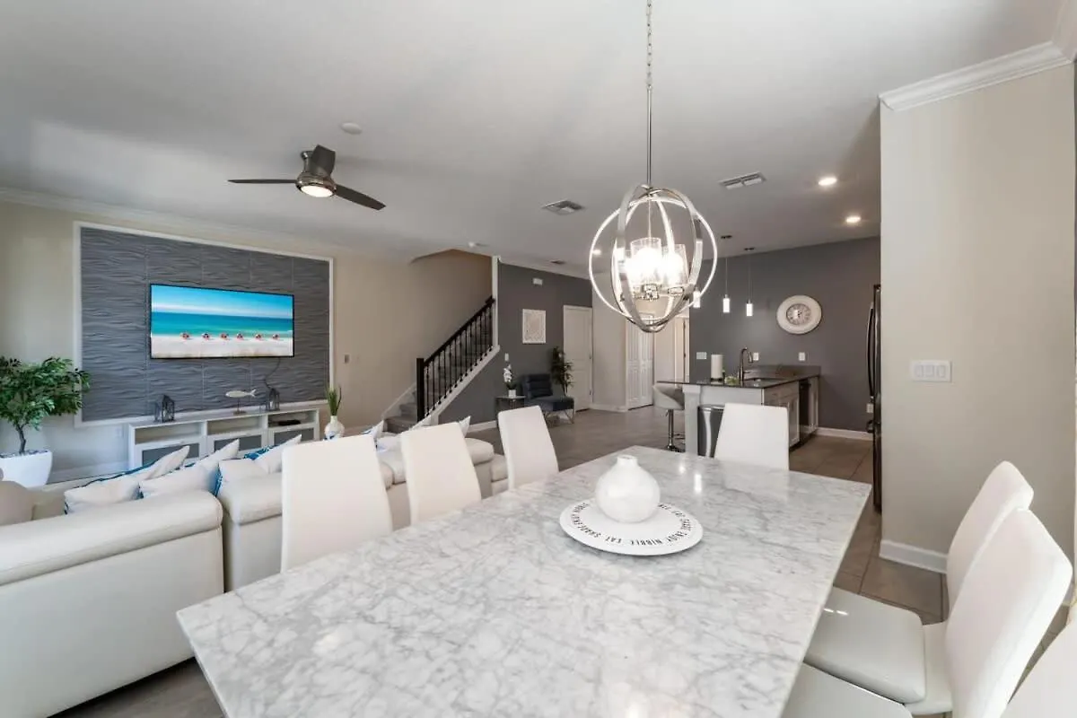 Awesome 5 Bedroom Townhome With Pool By