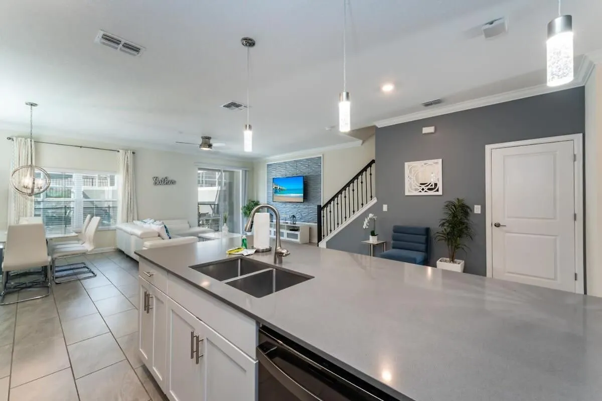 Hébergement de vacances Awesome 5 Bedroom Townhome With Pool By
