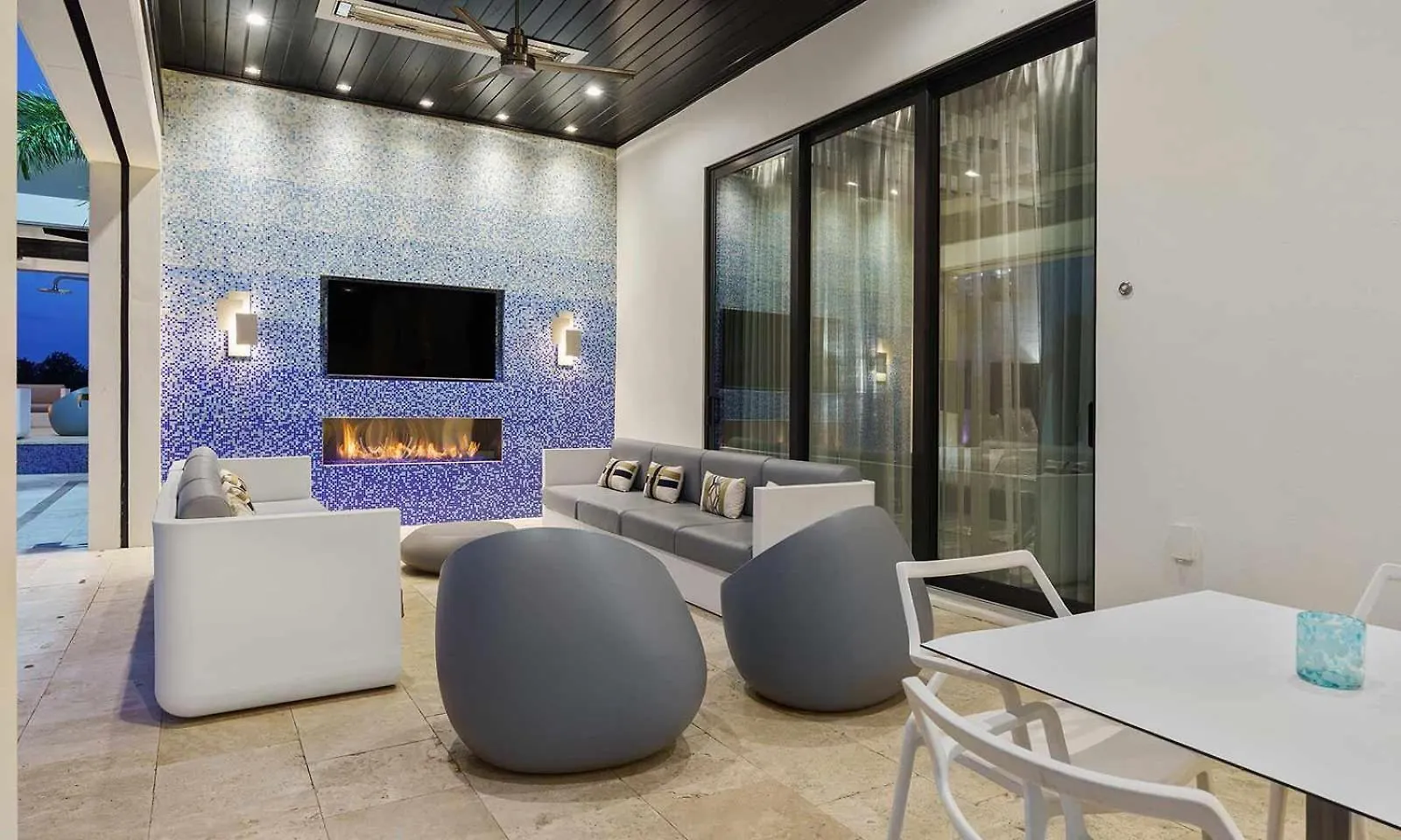 Luxurious 9 Bdrm Estate With Golf Simulator And Entertainment Loft At Reunion קיסימי