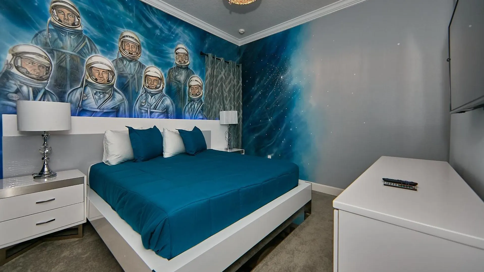 Remarkable With Cinemas, Pool, Spa, Games Room, And * Kissimmee