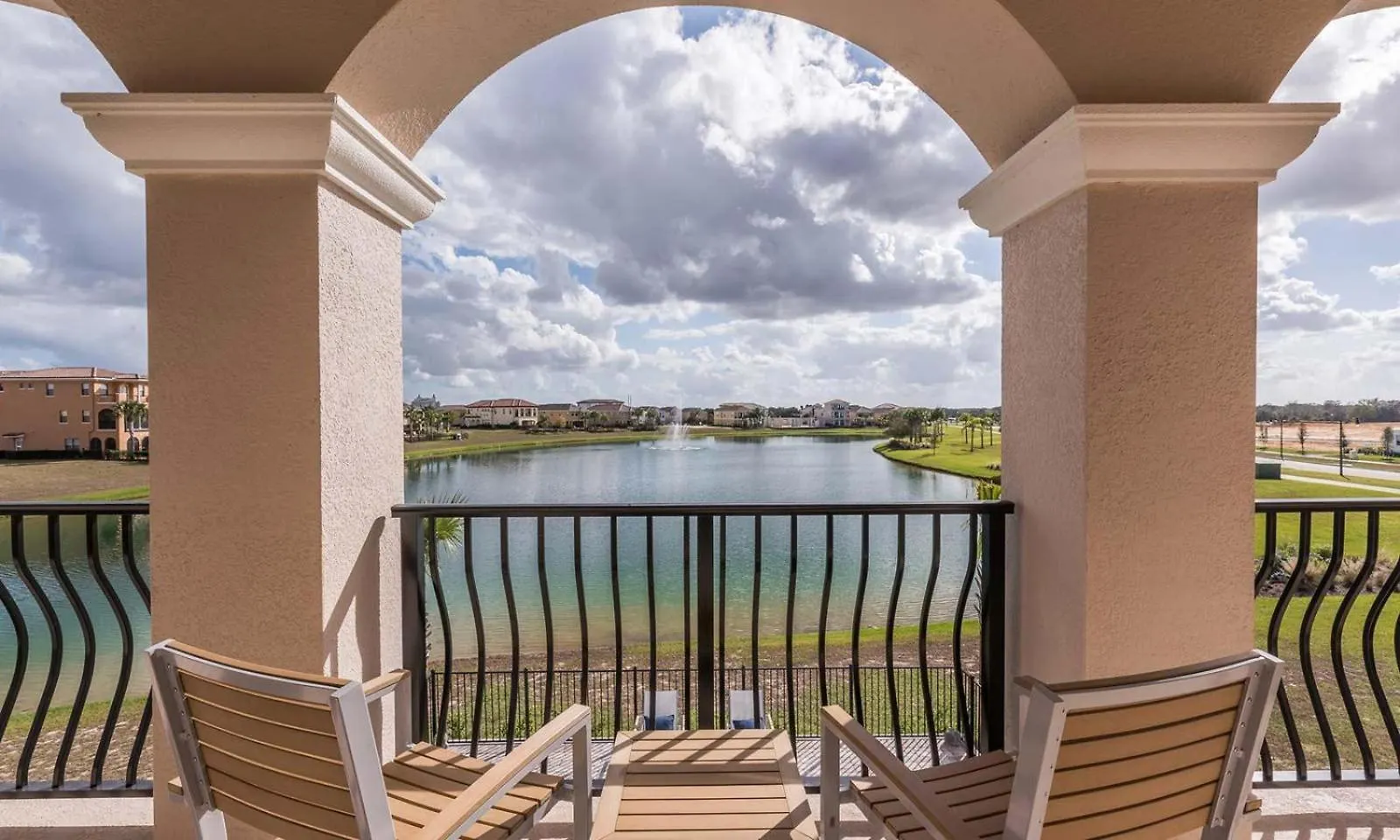Charming 6 Bdrm With Water Views At Reunion Nyaraló *
