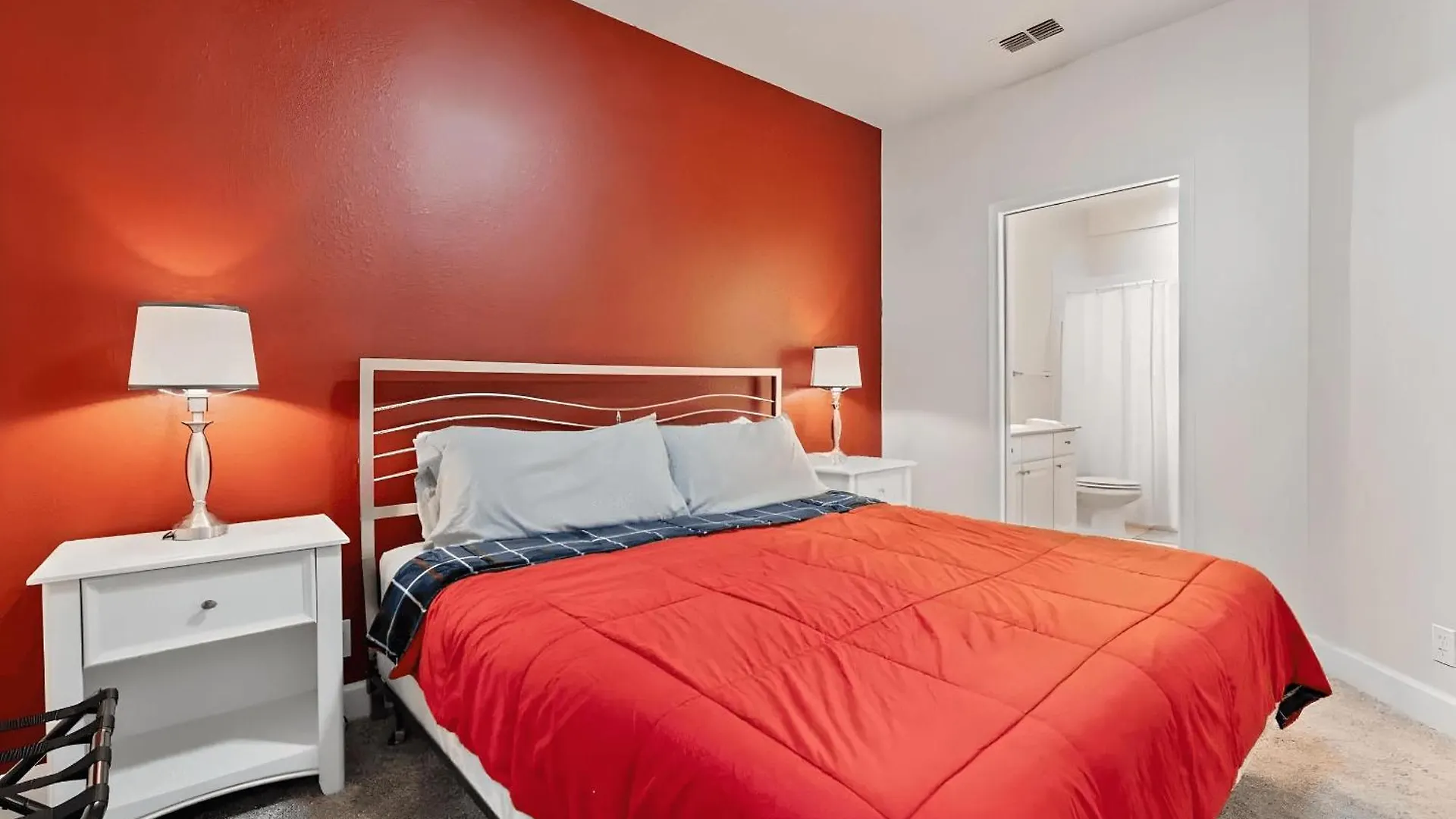 Charming 4-bedroom Near W/ Clubhouse *