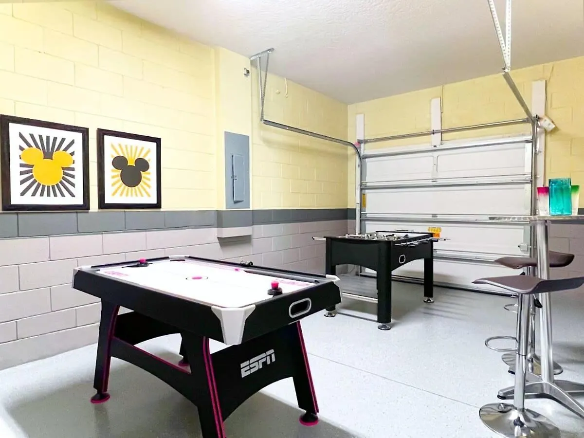 Beautiful Family Pool With And Game Room-9007pc