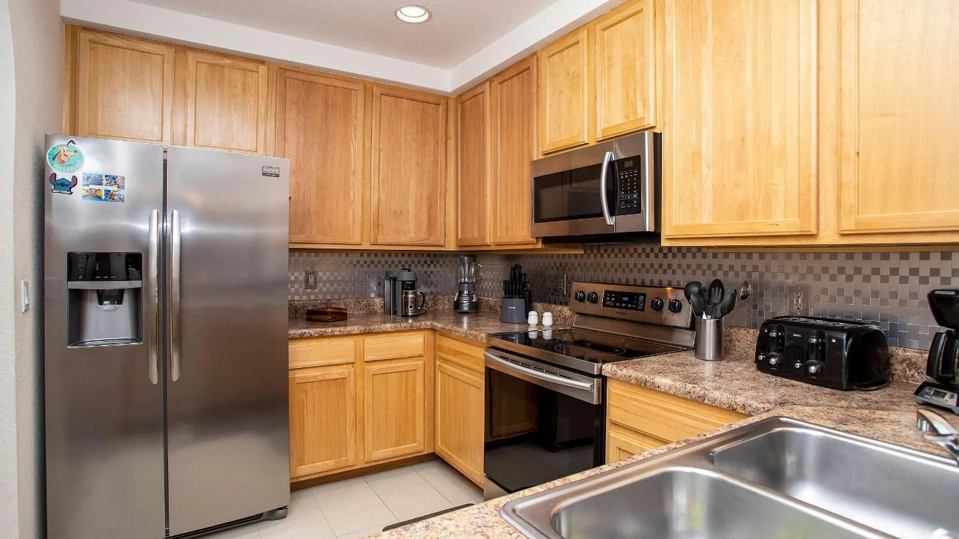 Modern 3br Near W/ Perks