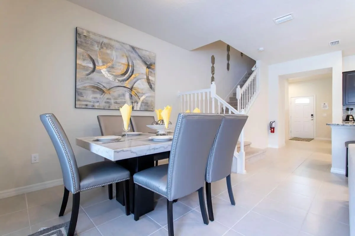 Splendid 5 Bd W/ Pool @ Windsor Westside 8921 別荘