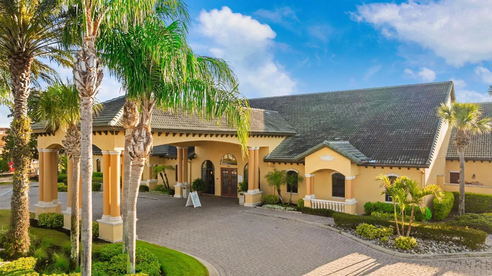 Wonderful 4 Bed Family With Private Pool *
