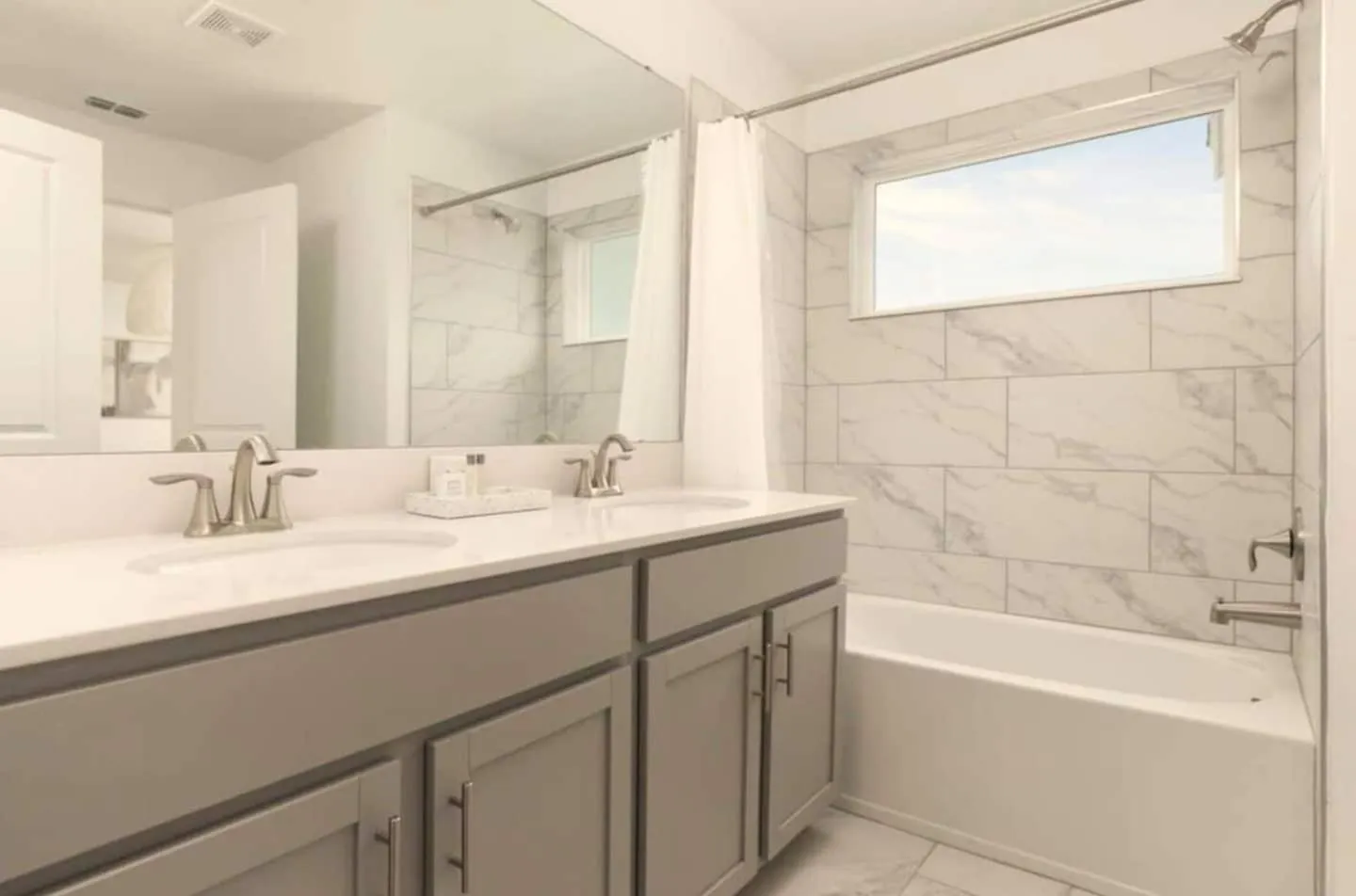 Your 4-bedroom Getaway, Only 9 Miles From *