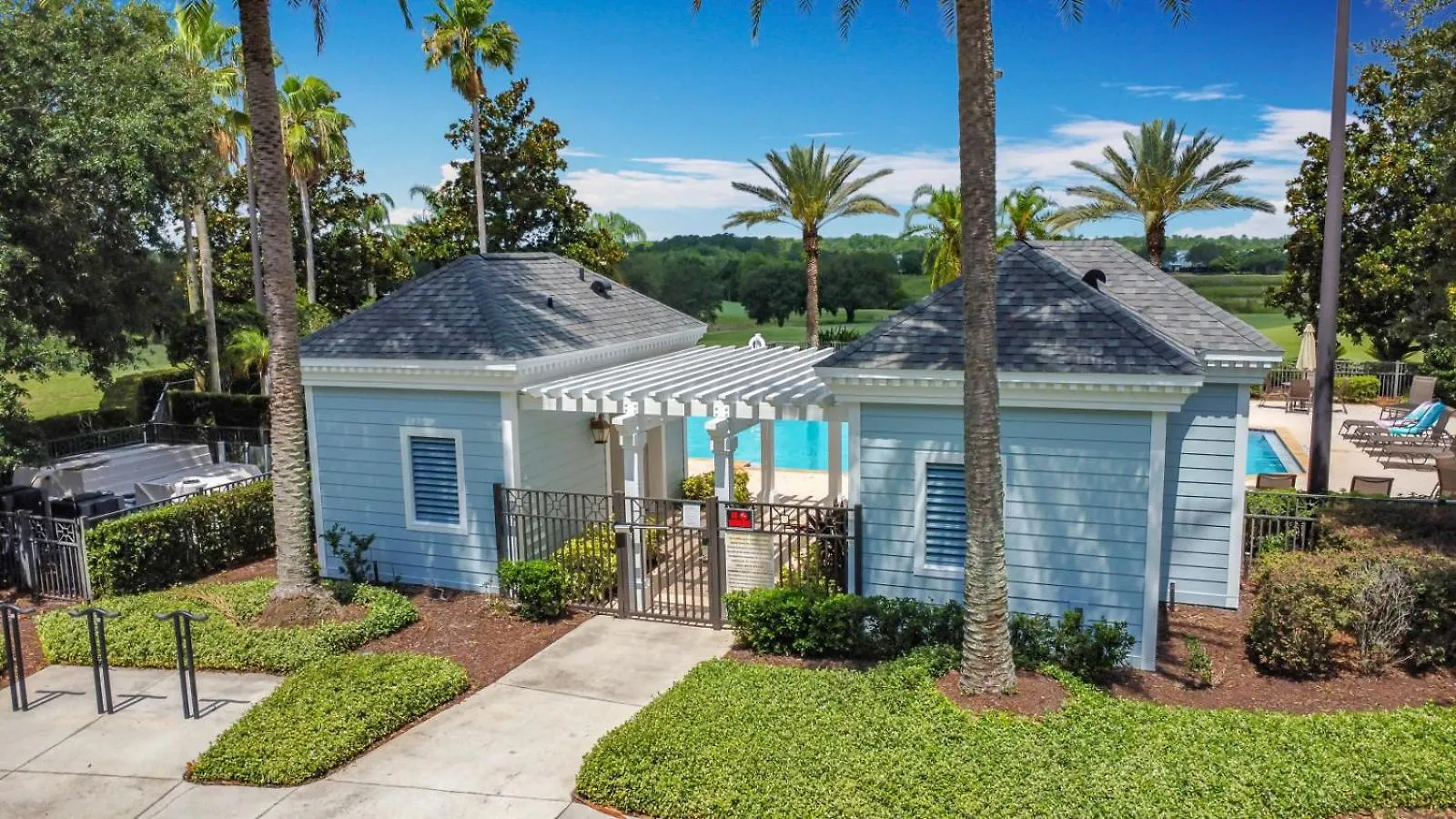 3-br With Dreamy Balcony Views, Walk To Pool Kissimmee