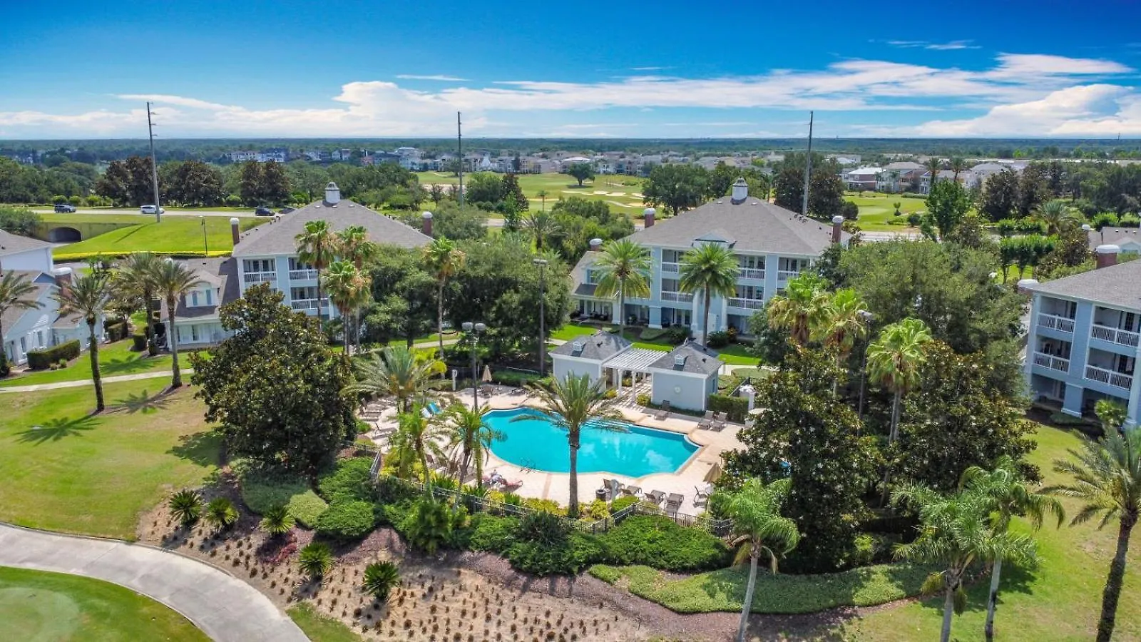3-br With Dreamy Balcony Views, Walk To Pool Kissimmee