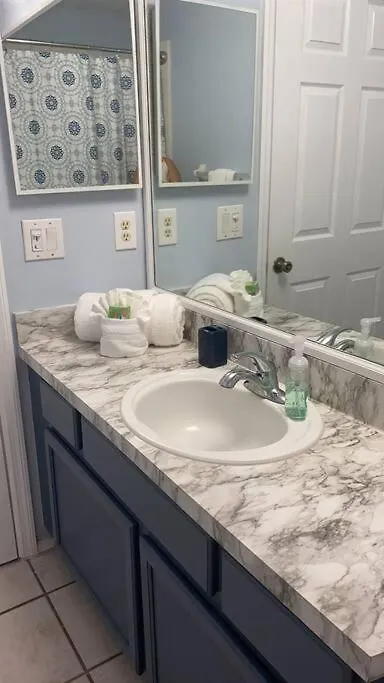 Cheerfull Townhouse With Pool דירה
