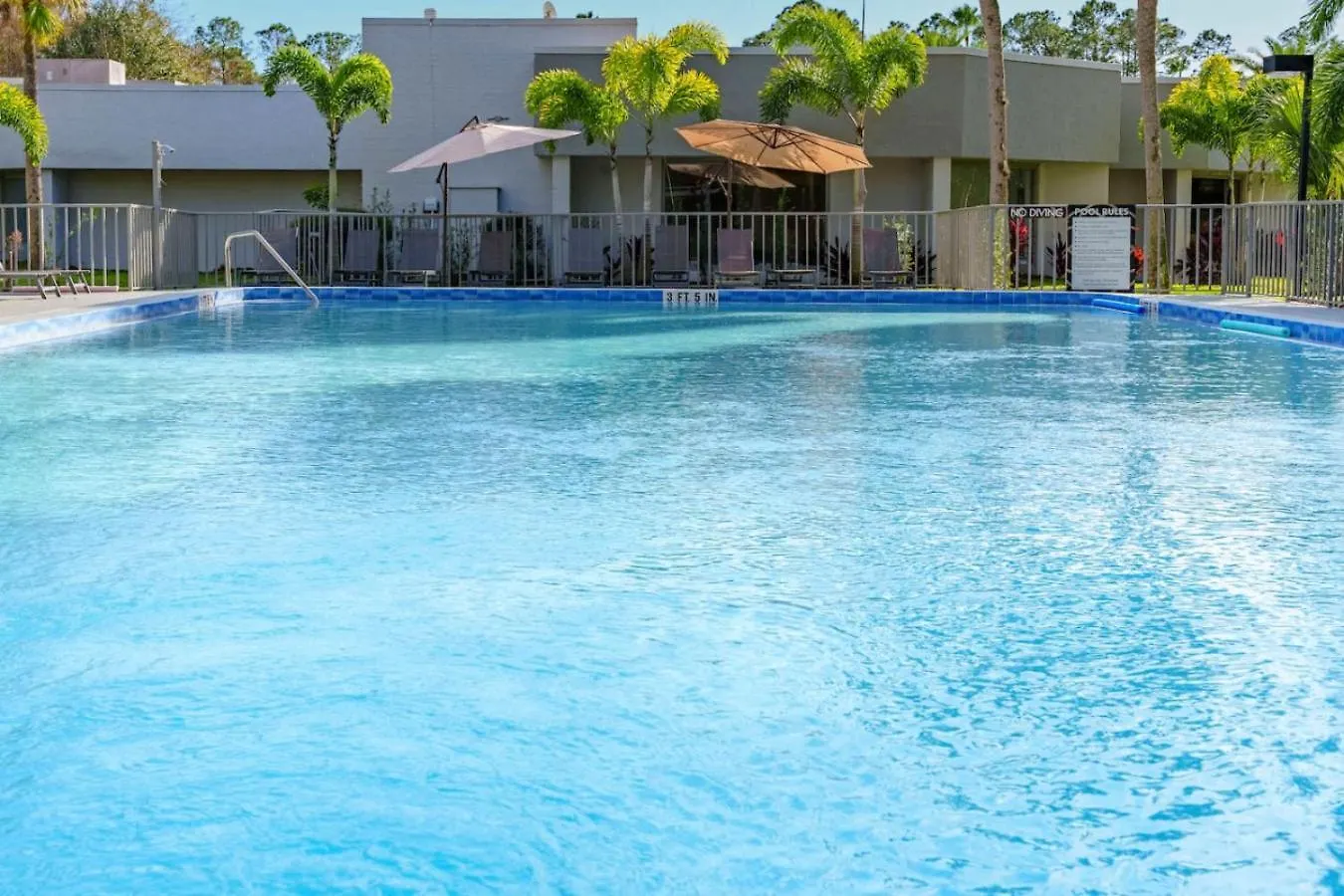 Sleek And Luxury Near Parks With Free Parking