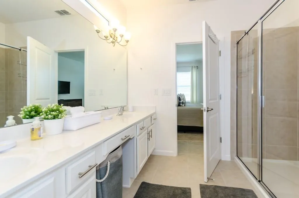 Eight-bedroom 2683