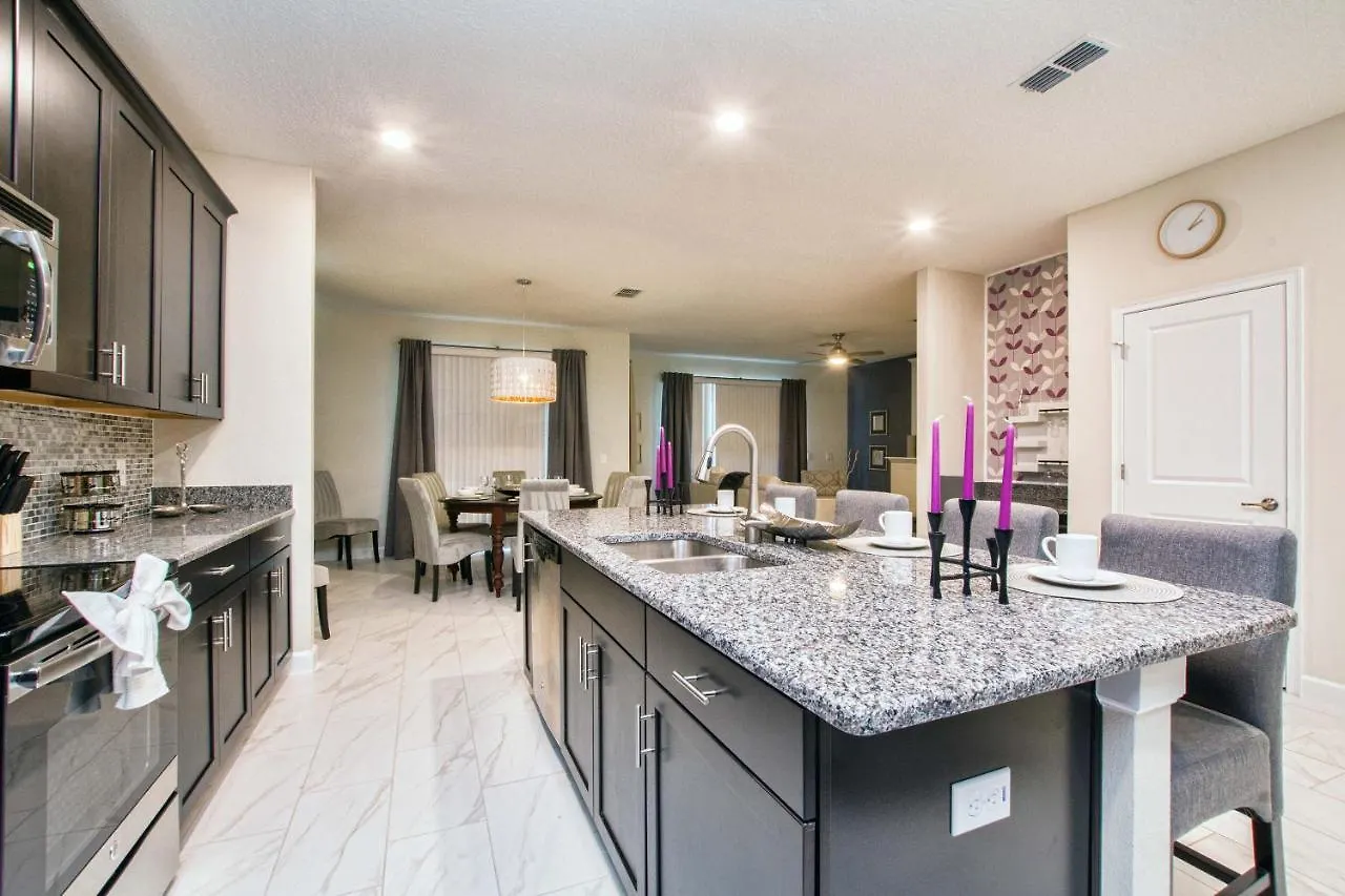 Storey Lake- 6 Bedroom Pool Home-1657st בית נופש