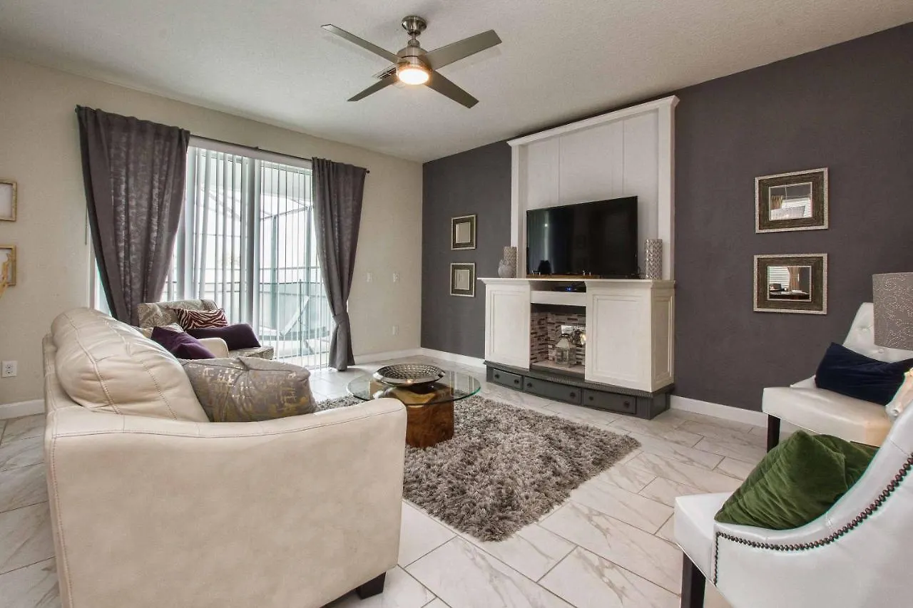 Storey Lake- 6 Bedroom Pool Home-1657st בית נופש *