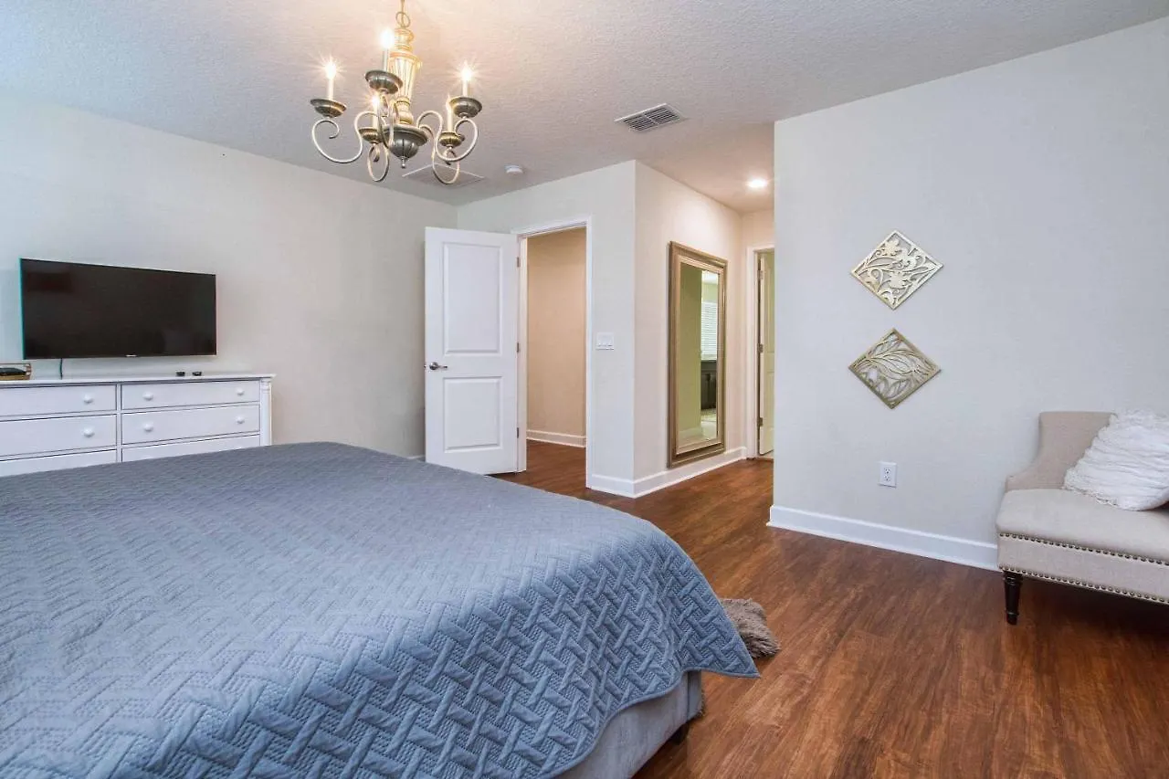 Storey Lake- 6 Bedroom Pool Home-1657st בית נופש *