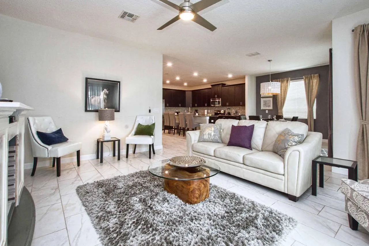 Storey Lake- 6 Bedroom Pool Home-1657st בית נופש *