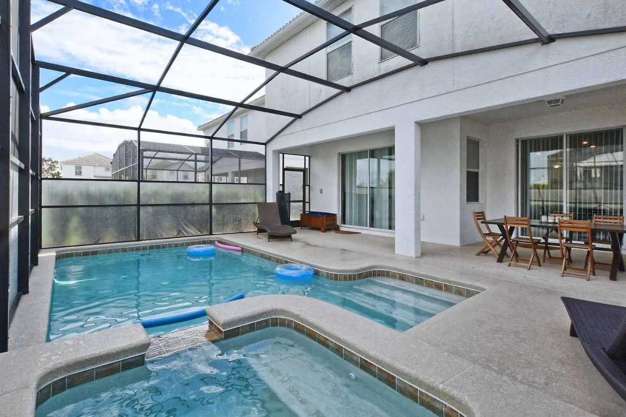 Storey Lake- 6 Bedroom Pool Home-1657st בית נופש *
