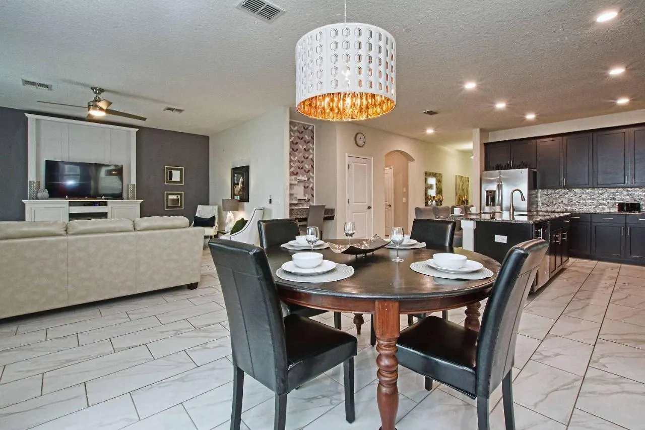 Storey Lake- 6 Bedroom Pool Home-1657st בית נופש *