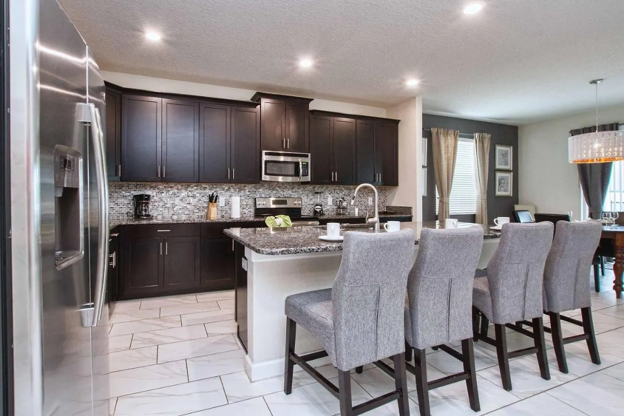 Storey Lake- 6 Bedroom Pool Home-1657st בית נופש *