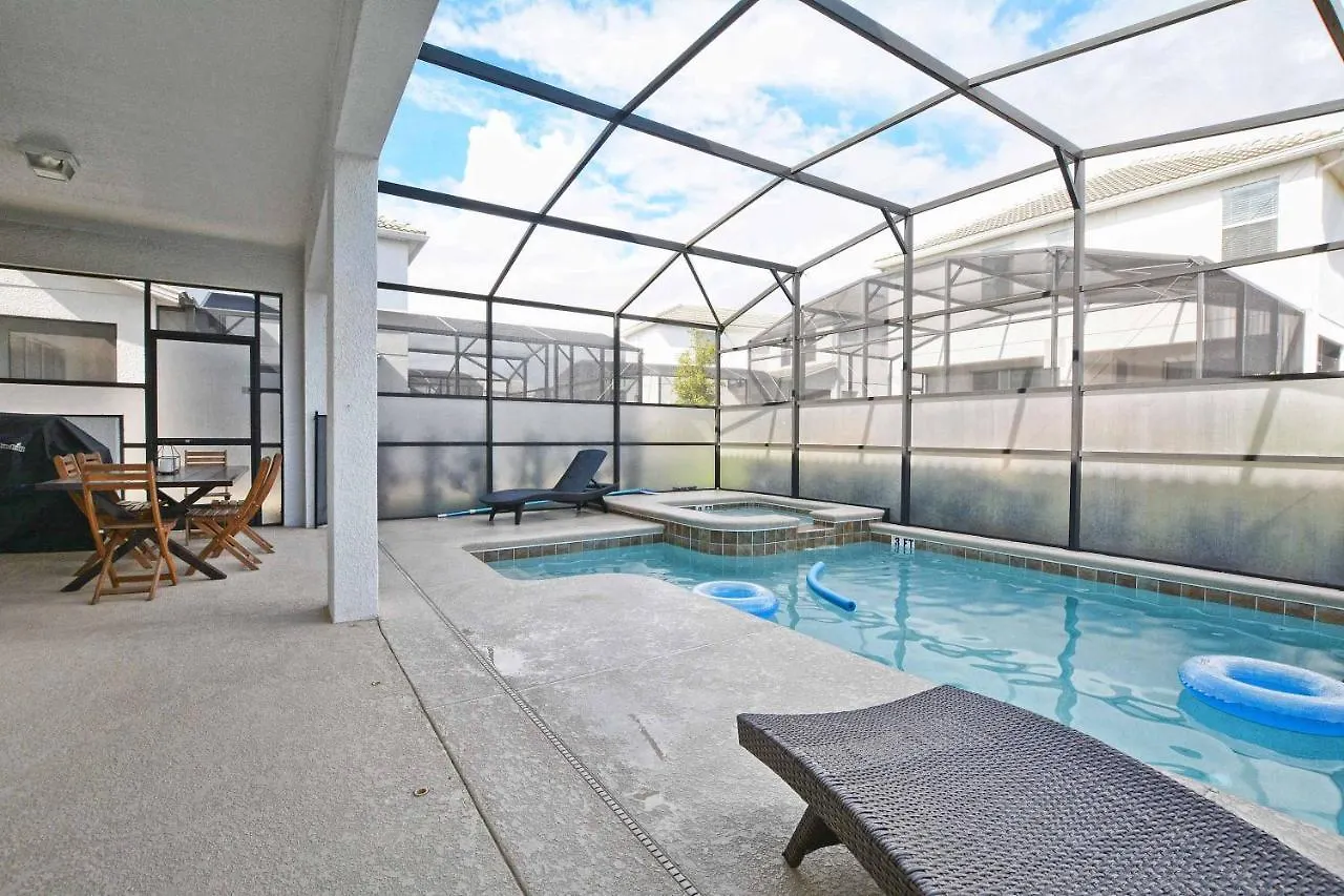 Storey Lake- 6 Bedroom Pool Home-1657st בית נופש *