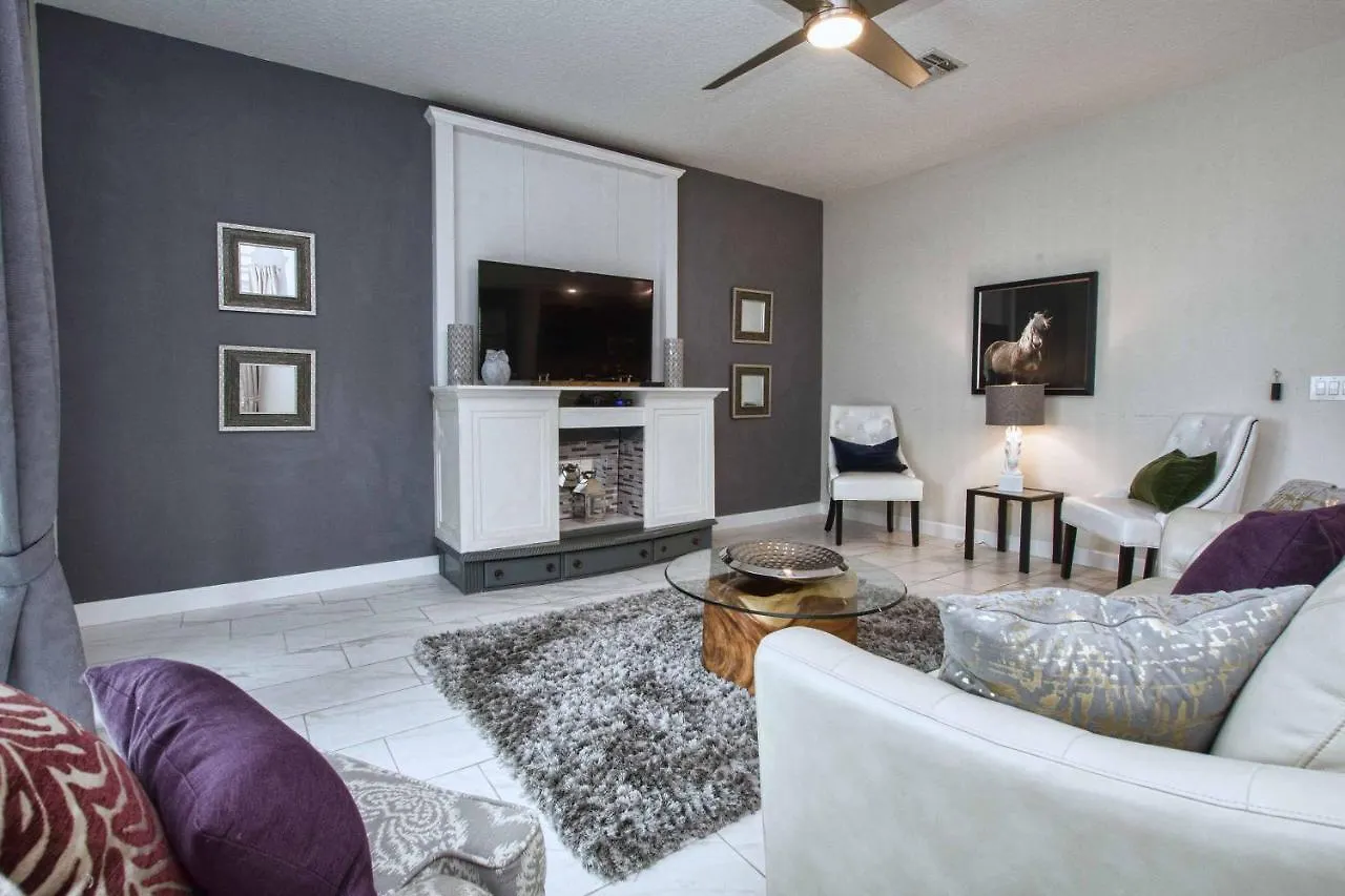 Storey Lake- 6 Bedroom Pool Home-1657st בית נופש *
