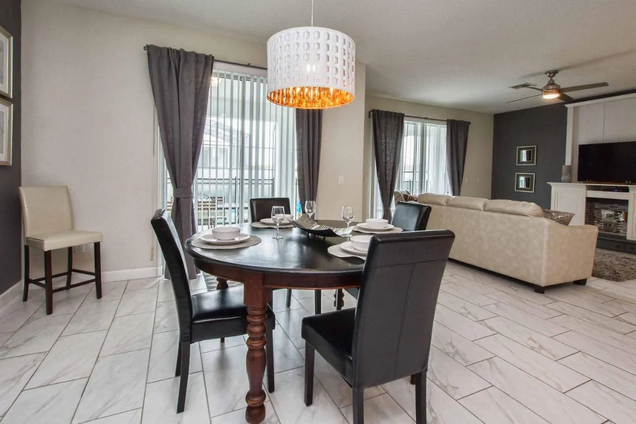 Storey Lake- 6 Bedroom Pool Home-1657st בית נופש