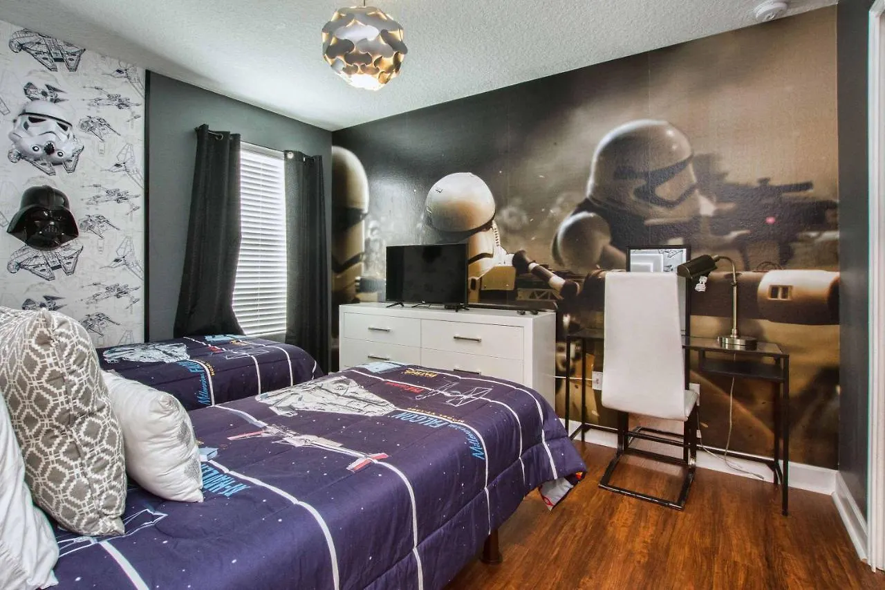 Storey Lake- 6 Bedroom Pool Home-1657st בית נופש *