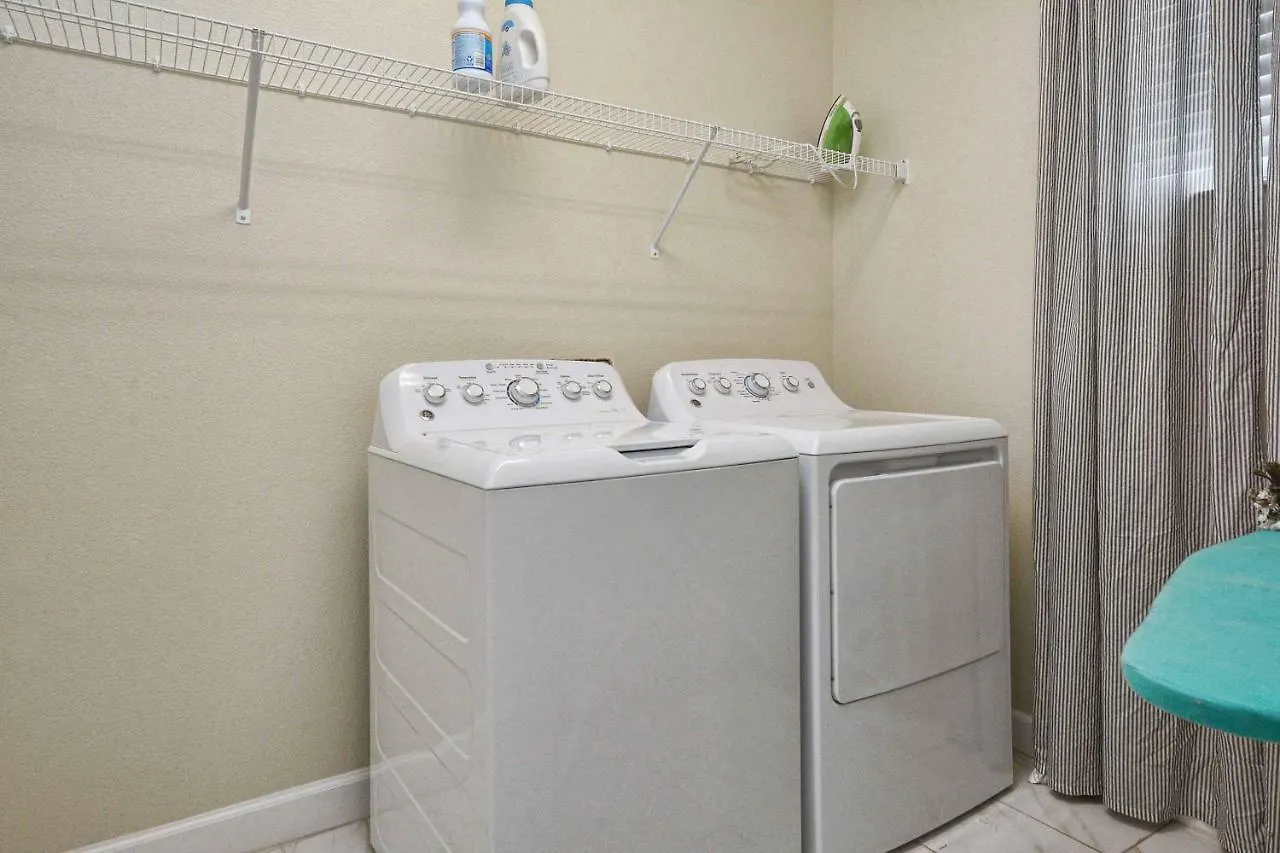 Storey Lake- 6 Bedroom Pool Home-1657st בית נופש *