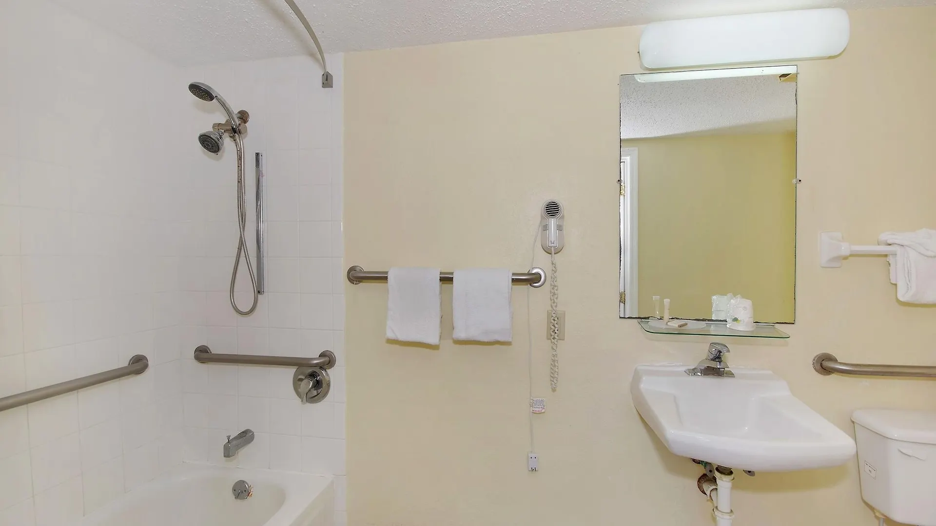 Howard Johnson By Wyndham Tropical Palms Hotel 2*