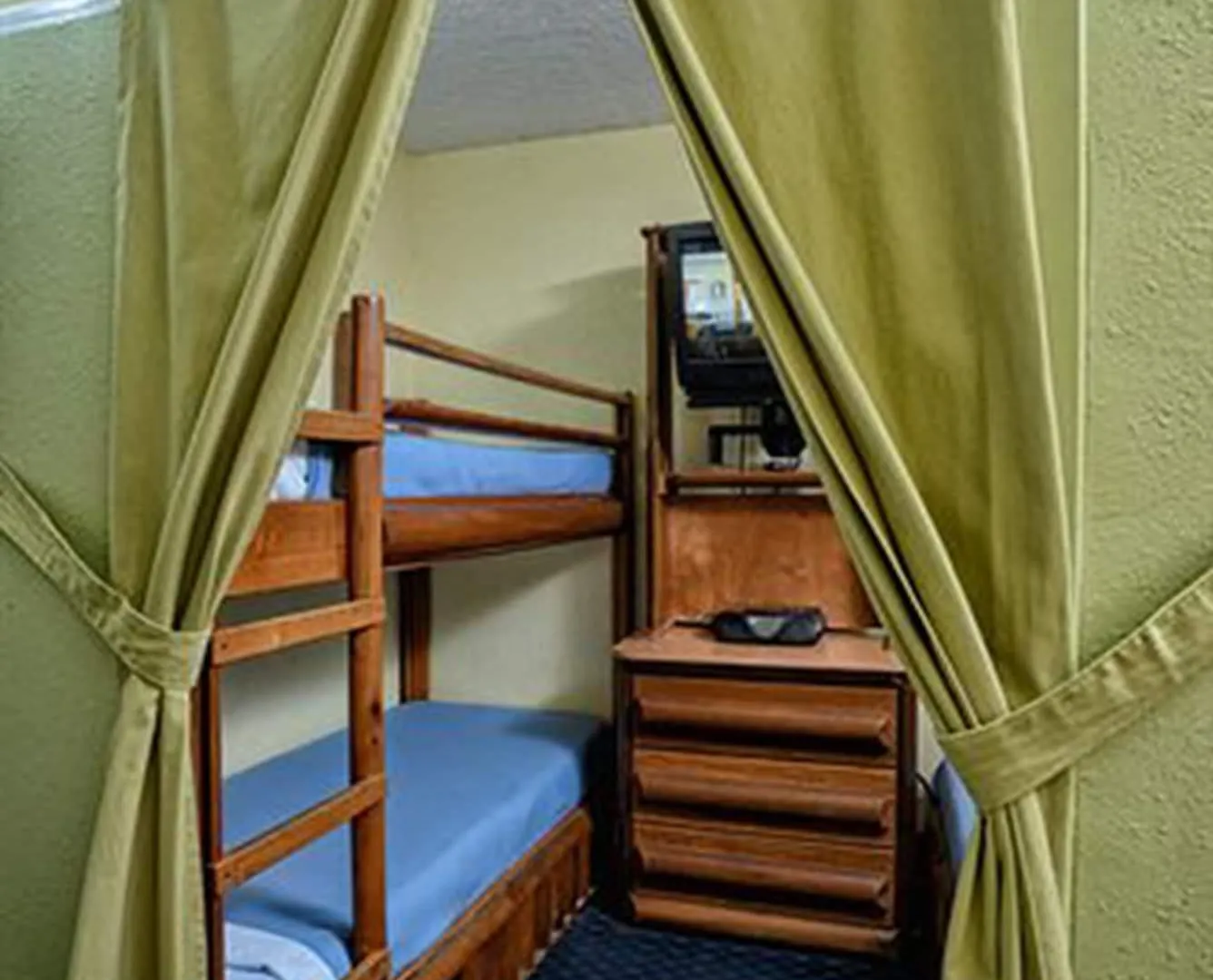 Hotel Seralago & Main Gate East 3*