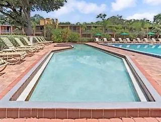Howard Johnson By Wyndham Tropical Palms Hotel