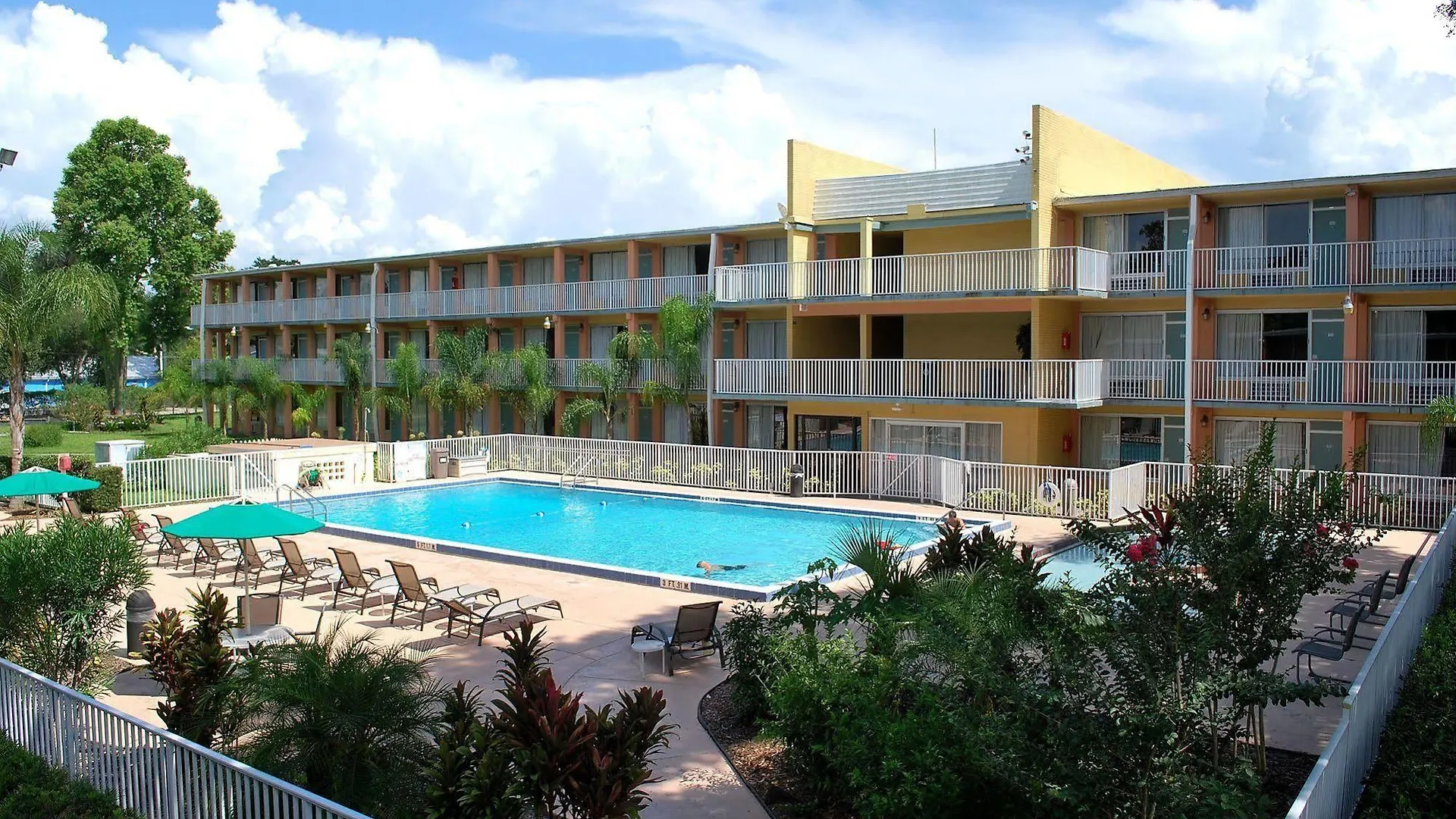 Howard Johnson By Wyndham Tropical Palms Hotel 2*