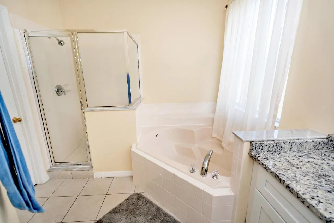Dream With Hot Tub, Pool, Xbox, Games Room, Lakeview, 10 Min To Disney, Clubhouse Holiday home