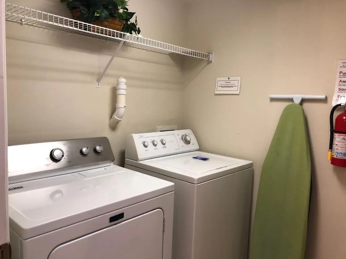 Gated Emerald Island Townhome, Overlook Pool, 3 Miles To Disney, Rent By Owner Holiday home Kissimmee