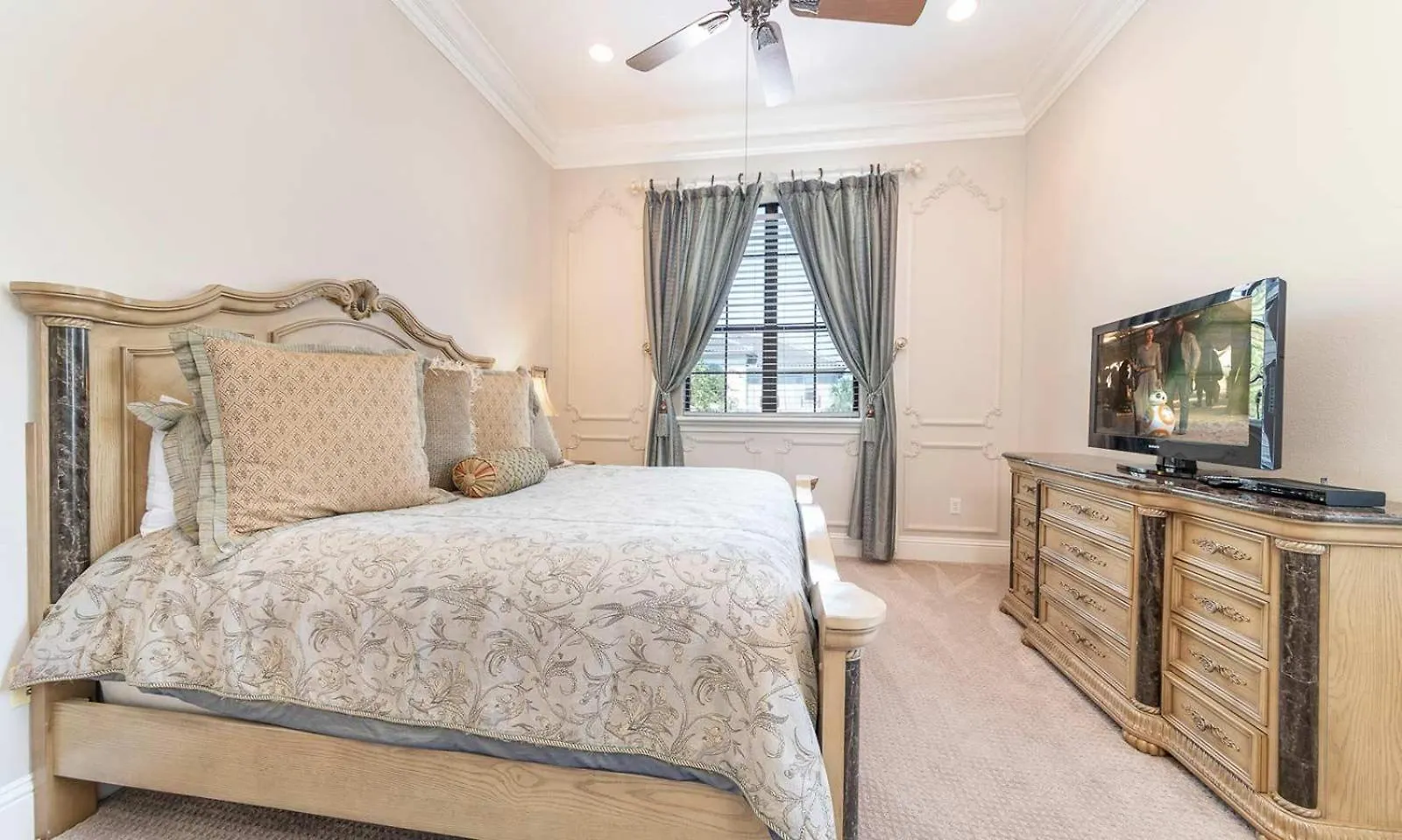 Traditional 5 Bdrm With Open Concept Kitchen At Reunion Kissimmee