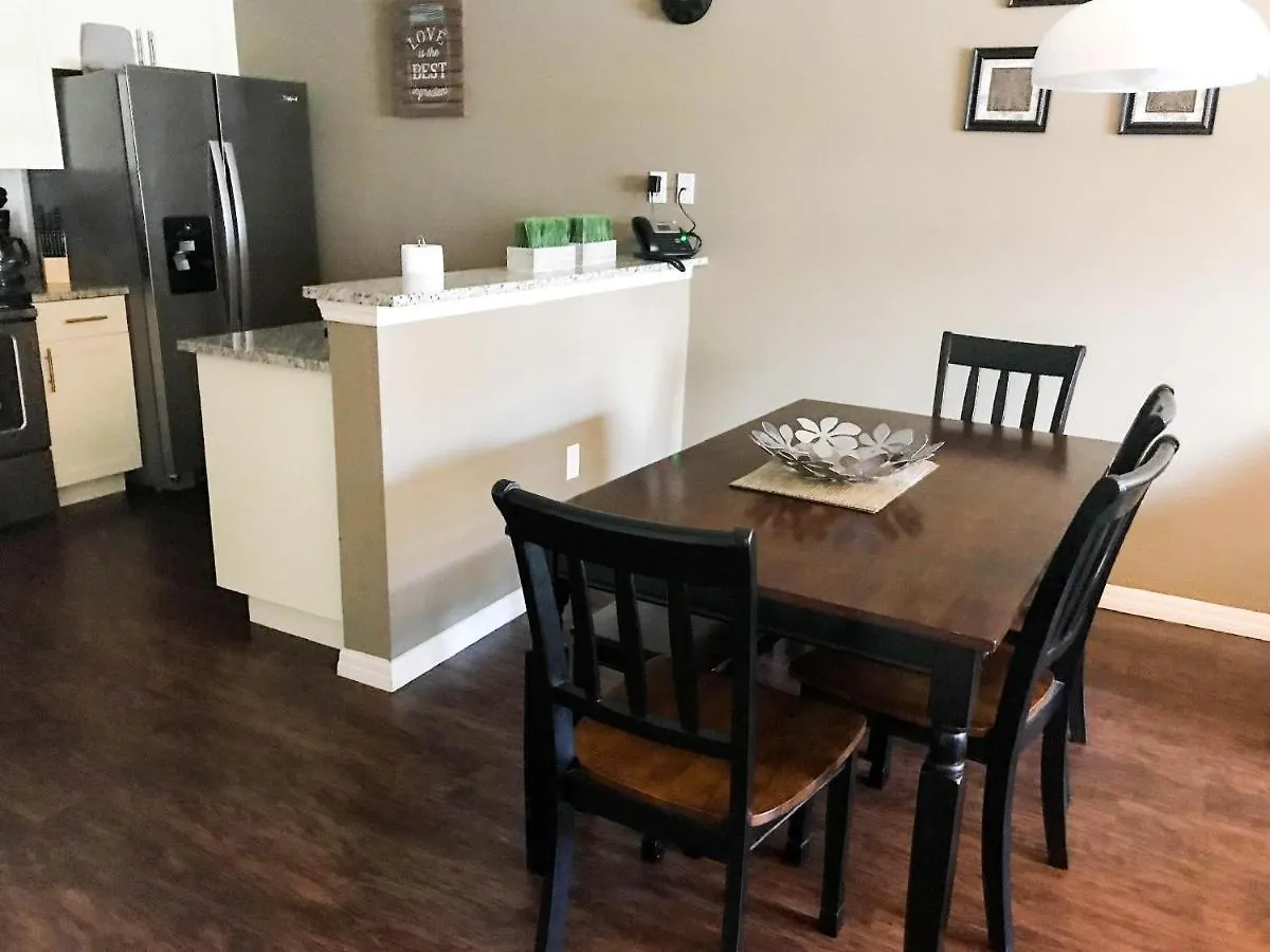3 Bedroom Townhouse In Luxury Resort, Sleeps 8, 10 Min To Disney! Holiday home