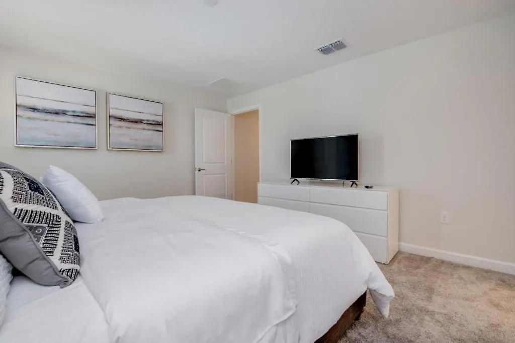 Storey 4 Bed With Private Pool Townhouse *